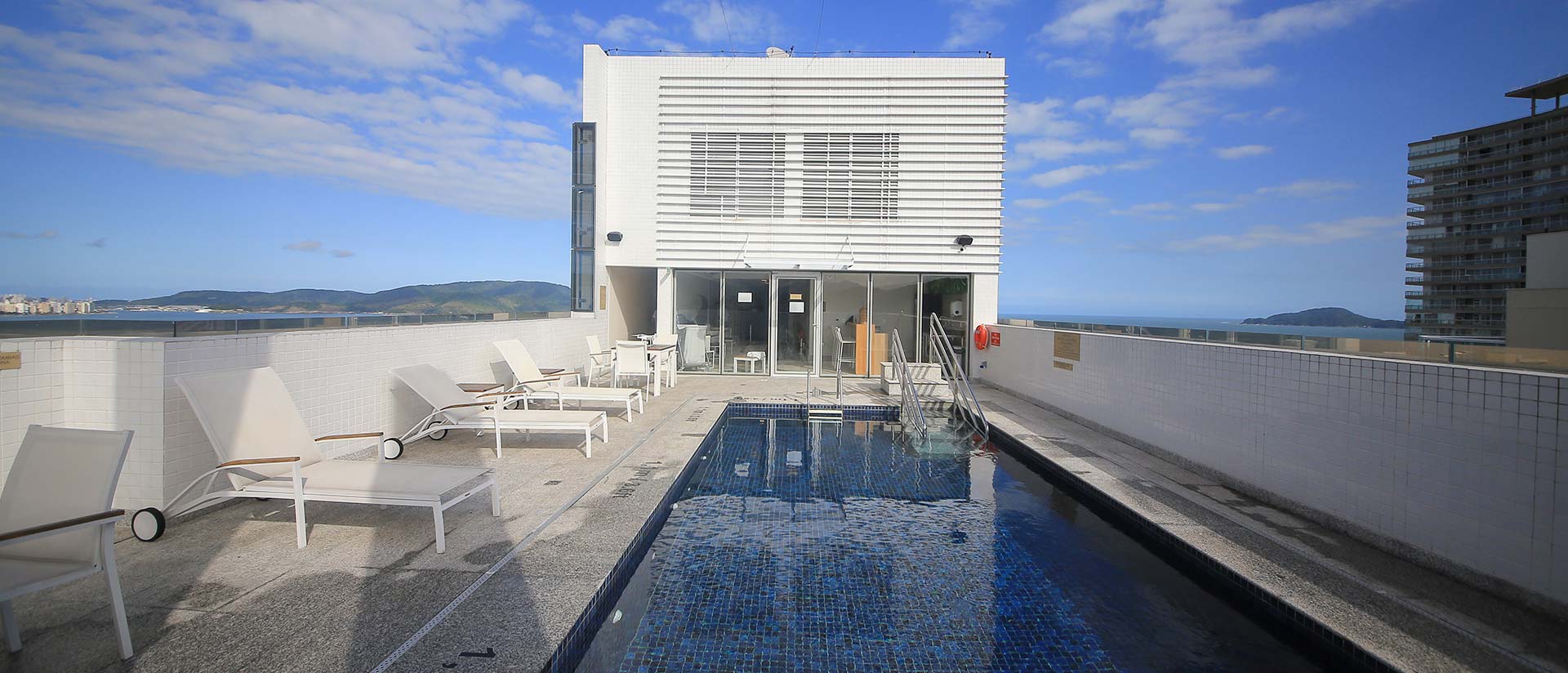 https://helbor.blob.core.windows.net/medias/website-institucional/Piscina_ffc7424e5d.jpg